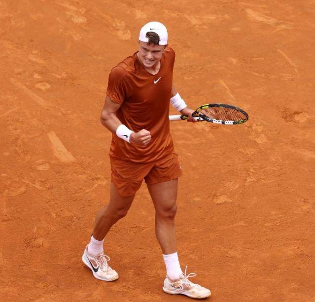 开云体育-张奔斗：鲁内爆冷德约，你死我活，却也双向奔赴